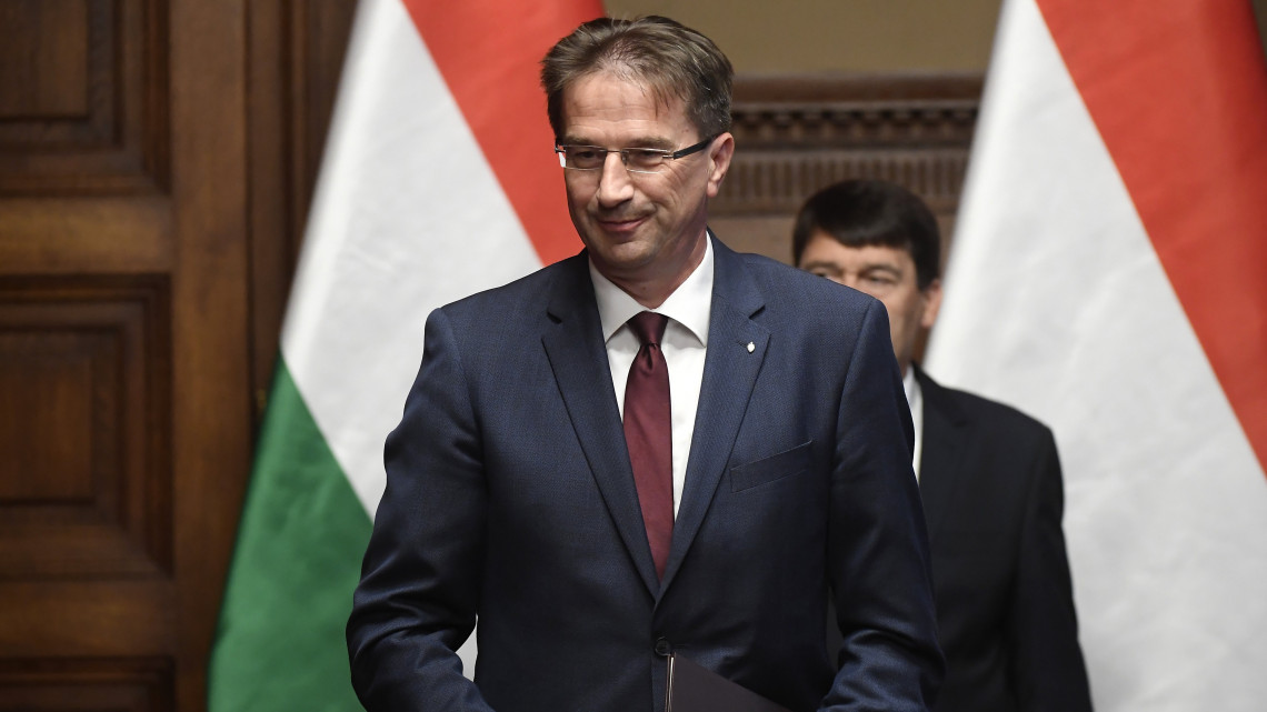 Völner Pál, az Igazságügyi Minisztérium parlamenti államtitkára, miután átvette a kinevezési okmányt Áder János köztársasági elnöktől (hátul) az Országház Gobelin-termében 2018. május 22-én.