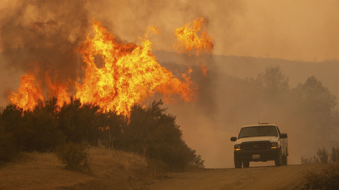 Clearlake Oaks, 2018. augusztus 6.Erdőtűz tombol a kaliforniai Clearlake Oaks közelében 2018. augusztus 5-én. (MTI/AP/Josh Edelson)