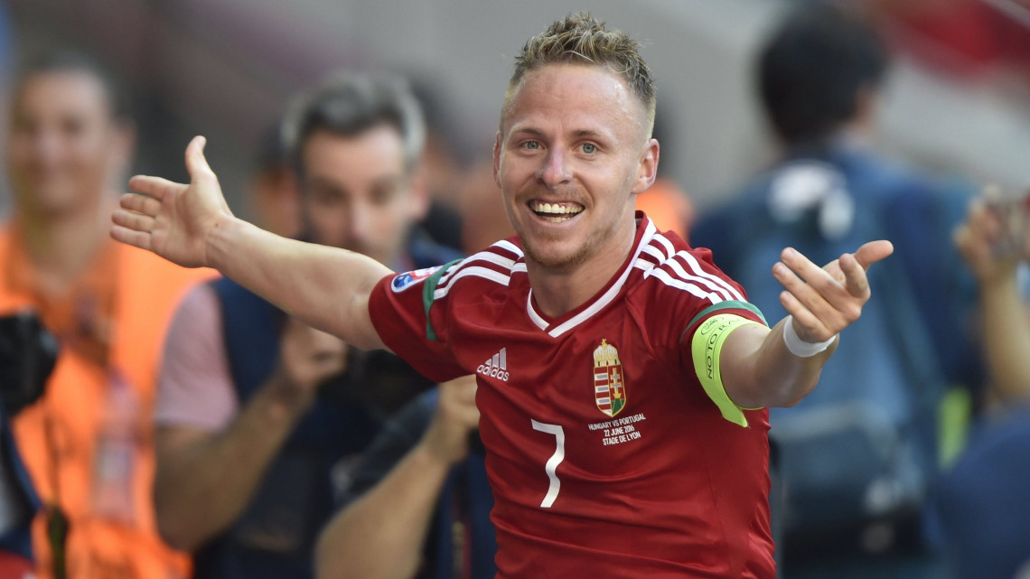 Dzsudzsák Balázs örül a második góljának a franciaországi labdarúgó Európa-bajnokság F csoportja harmadik fordulójában játszott Magyarország - Portugália mérkőzésen, Lyonban 2016. június 22-én.