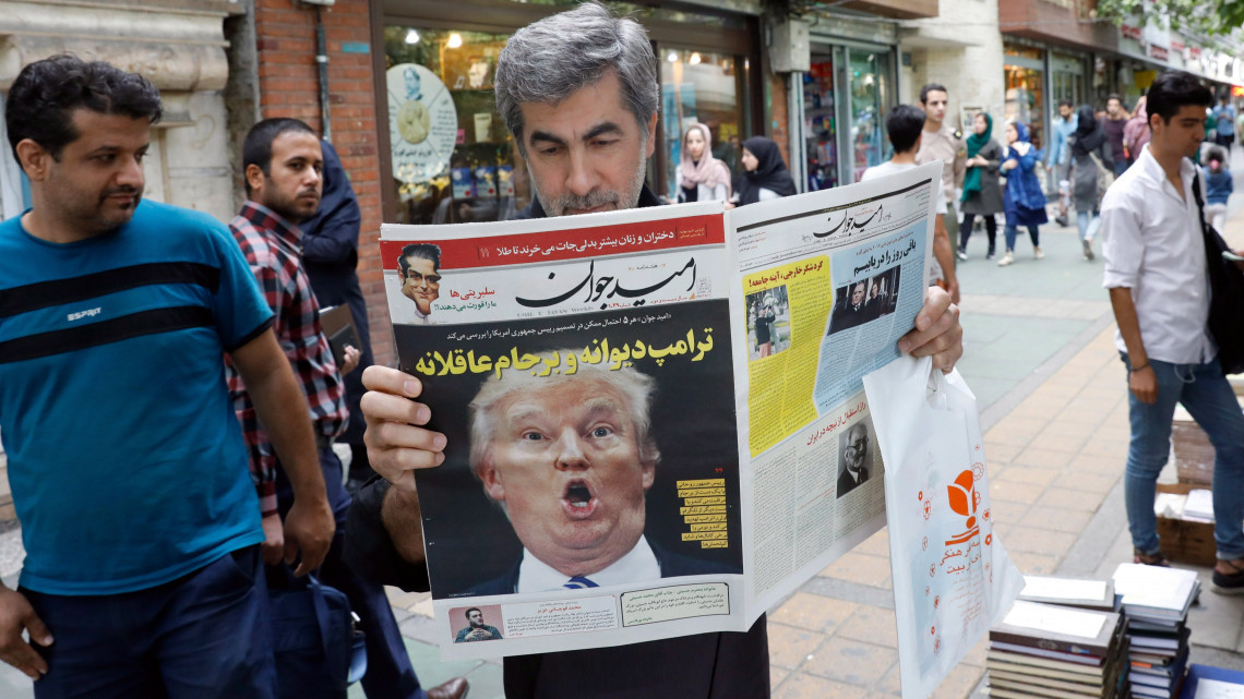 Teherán, 2017. október 14.A Donald Trump amerikai elnök fényképét a címlapján közlő Arman iráni napilapot olvassa egy férfi Teheránban 2017. október 14-én. Az előző napon Trump elutasította annak igazolását, hogy Teherán teljesíti a többhatalmi atomalkuban rögzített kötelezettségeit. Haszan Róháni iráni államfő élő televíziós adásban reagált az elnök washingtoni nyilatkozatára. (MTI/EPA/Abedin Taherkenareh)