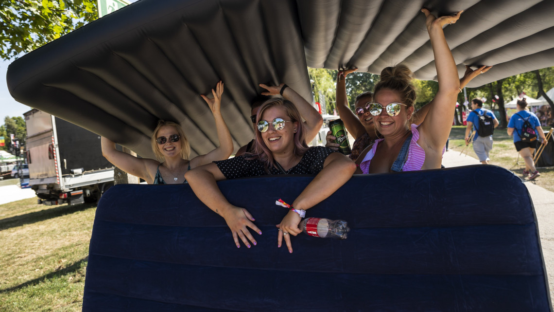 Fesztiválozók érkeznek a 26. Sziget fesztivál kezdete előtti napon az óbudai Hajógyári-szigetre 2018. augusztus 7-én. Mintegy tízezer ember van már a Szigeten. Az idén augusztus 8. és 15. között rendezik meg az egyhetes fesztivált.
