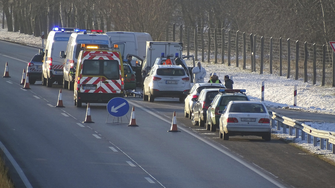 Rendőrök helyszínelnek az M5-ös autópálya csengelei pihenőhelyének kihajtójánál 2017. december 4-én. Ezen a napon hajnalban megöltek egy embert a pihenőben. 