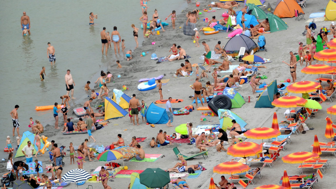 Csúcsforgalom a lellei homokos strandon. Tízezrek keresték fel a hétvégén a Balatont és a környékét.