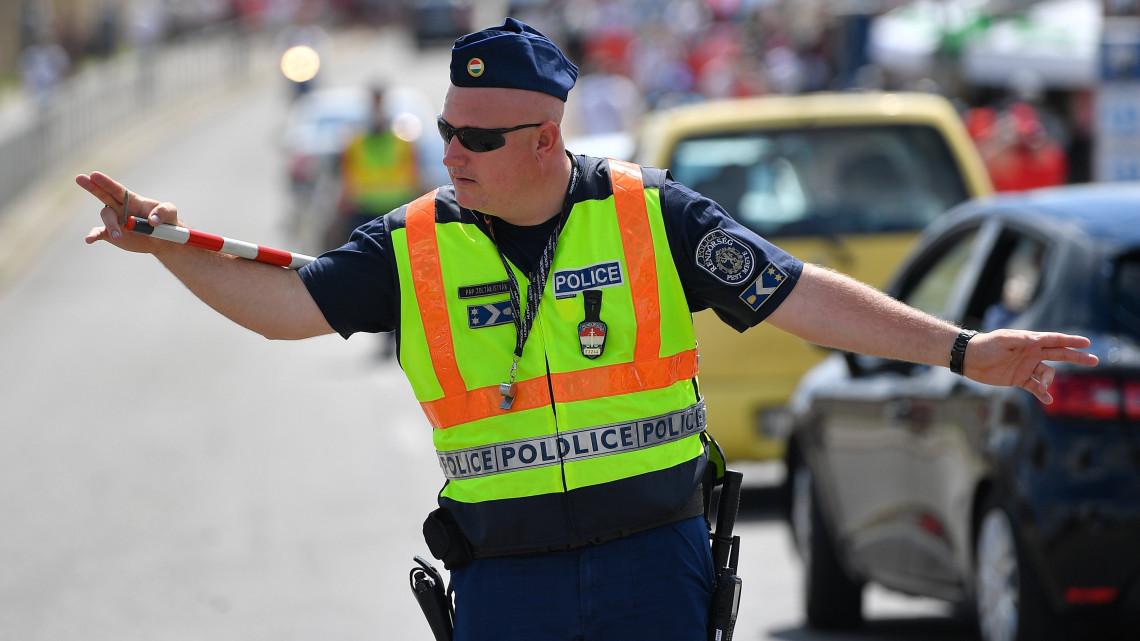 Forgalomirányító rendőr a Forma-1-es Magyar Nagydíj első napján a mogyoródi Hungaroringen 2018. július 26-án.