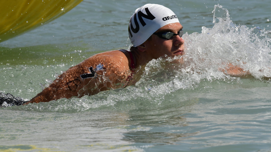 Rasovszky Kristóf, a csapat második versenyzője  az 5 kilométeres nyíltvízi úszás csapatversenyében Balatonfüreden 2017. július 20-án.