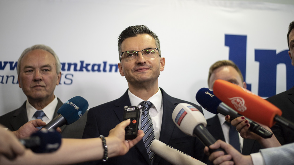 Kamnik, 2018. június 3.Marjan Sarec, Kamnik polgármestere, a Marjan Sarec Listája (LMS) baloldali párt vezetője pártjának kamniki székházában a szlovén előrehozott parlamenti választásokon estéjén, 2018. június 3-án. A választóhelyiségekből távozók körében végzett közvélemény-kutatások eredménye szerint Sarec pártja a második helyen végzett. (MTI/EPA/Christian Bruna)