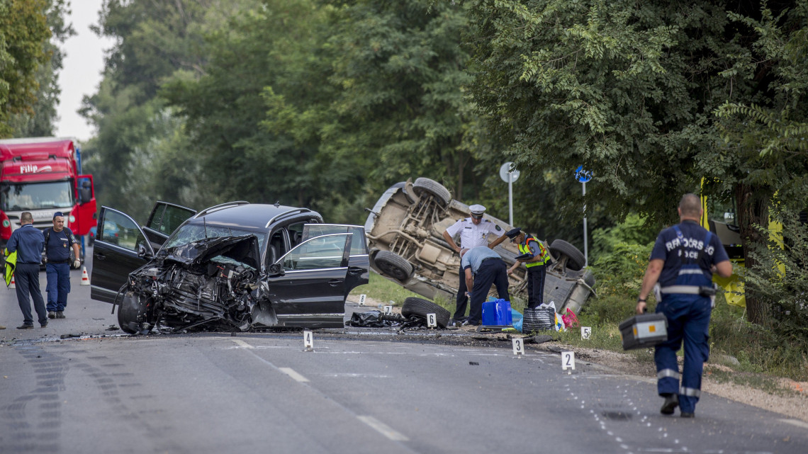 Rendőrök helyszínelnek a 44-es főúton Csabacsűd és Szarvas között, ahol egy ember meghalt, hárman megsérültek, amikor két személygépkocsi frontálisan összeütközött 2018. augusztus 8-án. Egy kamion vezetőjének úgy sikerült elkerülnie az ütközést, hogy járművével az árokba hajtott, majd egy fának csapódott.