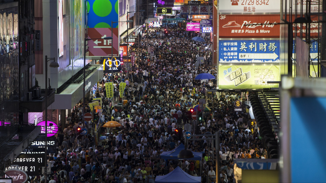 Hongkong, 2018. augusztus 8.2018. július 28-i kép a Szaj Jung Csoj sétálóutcáról Hongkong Mongkok nevű bevásárlónegyedében. Az utcazenészekről és amatőr előadásokról közismert, mintegy fél kilométer hosszú utca tizennyolc éven át hétvégenként turisták ezreit vonzotta, mert szombaton délután 4 és este 10 óra között, vasárnap és ünnepnapokon pedig déltől este tízig megszűnt rajta az autóforgalom. A zajra és a zsúfoltságra panaszkodó helyi lakók és üzlettulajdonosok nyomására a városigazgatás 2010 és 2014 között többször is rövidített a gyalogos órákon, végül 2018 májusában a kerületi tanács határozatban rendelte el az előadói zóna felszámolását, és július 30-i hatállyal visszaadta a buliutcát a zavartalan gépjárműforgalomnak. (MTI/EPA/Jerome Favre)