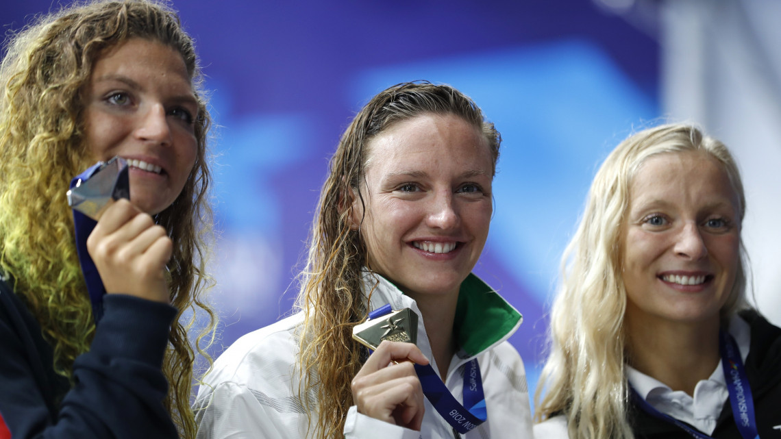 Glasgow, 2018. augusztus 8.Az ezüstérmes olasz  Ilaria Gusiano, az aranyérmes Hosszú Katinka és a bronzérmes svájci Maria Ugolkova (b-j) a glasgow-i úszó Európa-bajnokság női 200 méteres vegyesúszásának eredményhirdetésén 2018. augusztus 8-án. (MTI/AP/Darko Bandic)