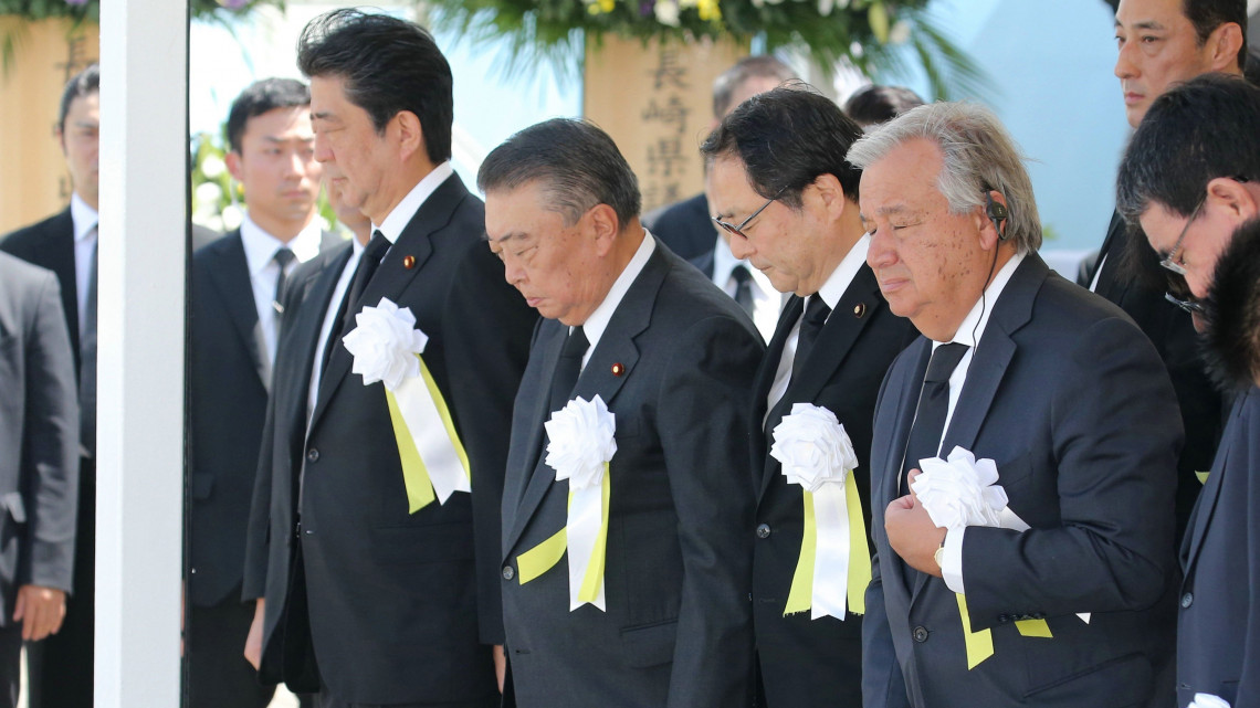 Nagaszaki, 2018. augusztus 9.Abe Sindzó japán miniszterelnök (b) és António Guterres ENSZ-főtitkár (j) a város elleni amerikai atomtámadás 73. évfordulójának alkalmából tartott ünnepségen a nagaszaki Béke Parkban 2018. augusztus 9-én. A történelem második atombombáját Nagaszakira dobták, ami 70 000 halálos áldozatot követelt a támadáskor, a következő évtizedekben pedig még tízezrek haltak meg sugárfertőzés következtében. (MTI/EPA/Jiji Press)
