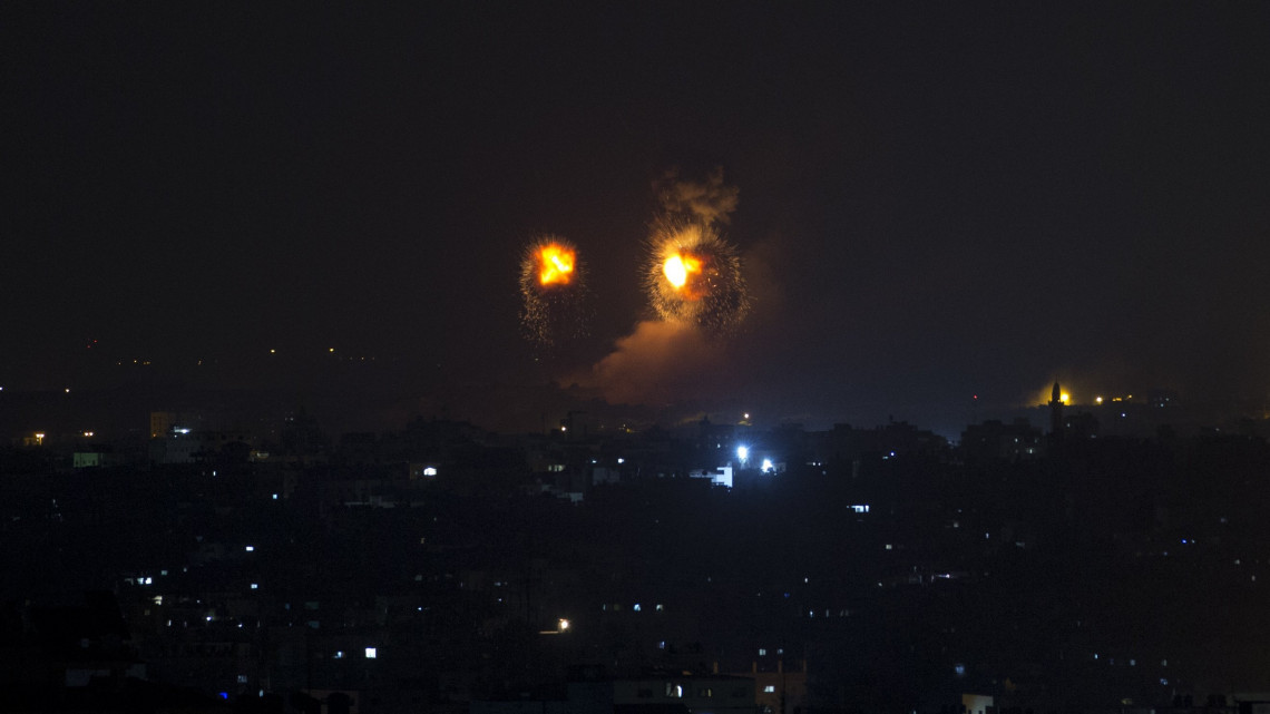 Gáza, 2018. augusztus 9.Izraeli rakéták által okozott robbanások Gázában 2018. augusztus 9-én hajnalban. Izrael csapatösszevonásba kezdett a Gázai övezet határa mentén az övezetet uraló, radikális iszlamista Hamász palesztin szervezettel az előző este folyamán kiújult rakétaháború miatt, amely már halálos áldozatokat is szedett Gázában, és számos sebesülést okozott Izraelben. (MTI/AP/Halil Hamra)