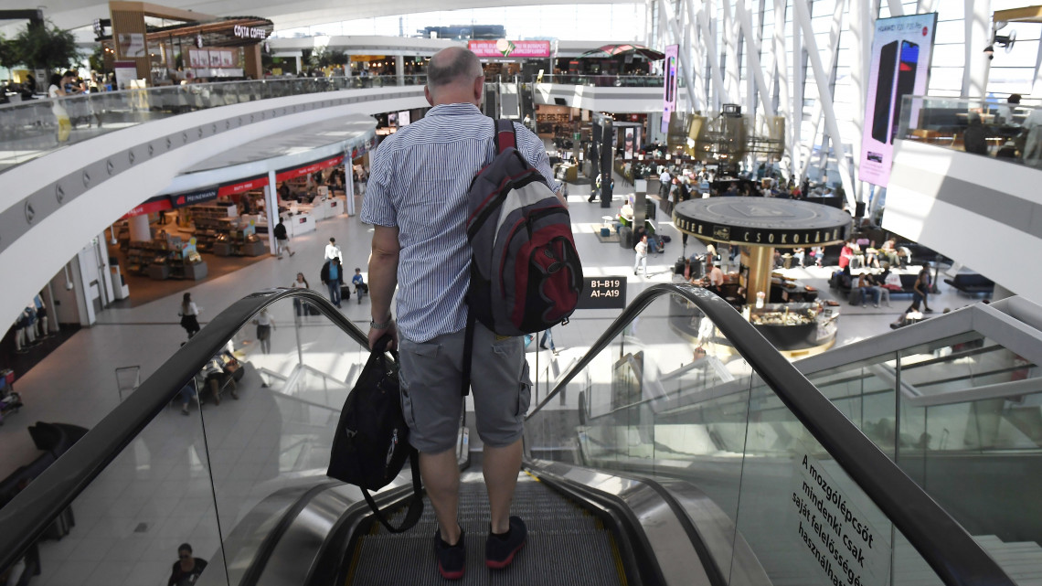 Utas áll a mozgólépcsőn a Budapest Liszt Ferenc Nemzetközi Repülőtér Skycourt épületében 2018. június 26-án.
