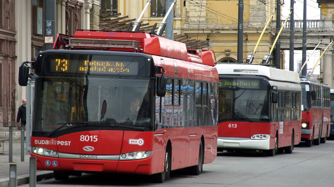 A Budapesti Közlekedési Központ (BKK) trolibusz vonalain szolgálatot teljesítő három különböző korú és típusú közösségi jármű vár indulásra a Keleti pályaudvar érkezési oldalánál. Elöl egy Solaris-Skoda Trollino 18-as, középen egy Ganz-Solaris Trollino 12-es, hátul pedig egy Ikarus-GVM 280.94T típusú, áramszedős, elektromos meghajtású jármű. MTVA/Bizományosi: Jászai Csaba  *************************** Kedves Felhasználó!