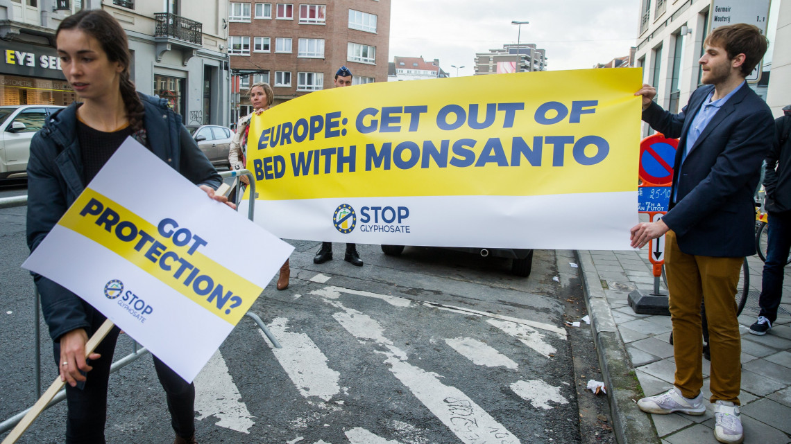 Brüsszel, 2017. október 25.Tüntetők tiltakoznak a Monsanto amerikai mezőgazdasági és biotechnológiai óriásvállalat glifozátalapú Roundup nevű növényvédő szere európai uniós országokban való használatának meghosszabbítása miatt Brüsszelben 2017. október 25-én. A WHO szakirányú szervezete által 2015-ben a valószínűleg rákkeltő anyagok osztályába sorolt, majd betiltott glifozát tartalmú gyomirtó szereket az Európai Vegyianyag-ügynökség (Echa) hónapokkal ezelőtt biztonságosnak ítélte. (MTI/EPA/Stephanie Lecocq)