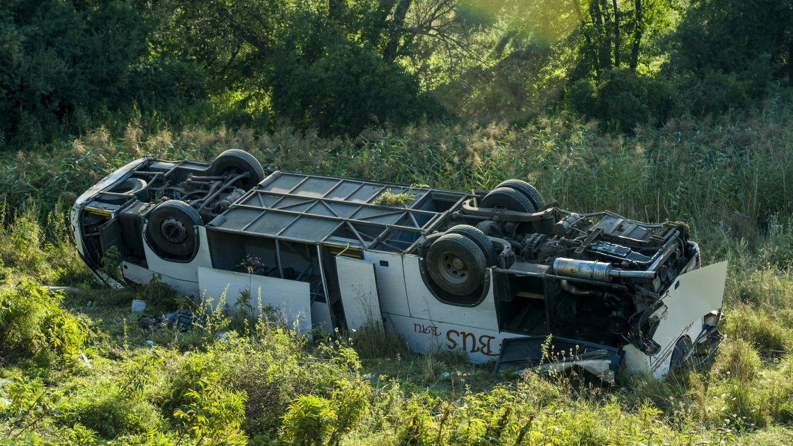 Tetejére borult autóbusz a 2-es főúton, a nőtincsi elágazó közelében, Tolmács térségében 2018. augusztus 11-én. Az ukrán rendszámú busz eddig tisztázatlan körülmények között letért az úttestről, az út menti árokba hajtott és felborult. A balesetben az elsődleges adatok alapján 13 ember sérült meg.