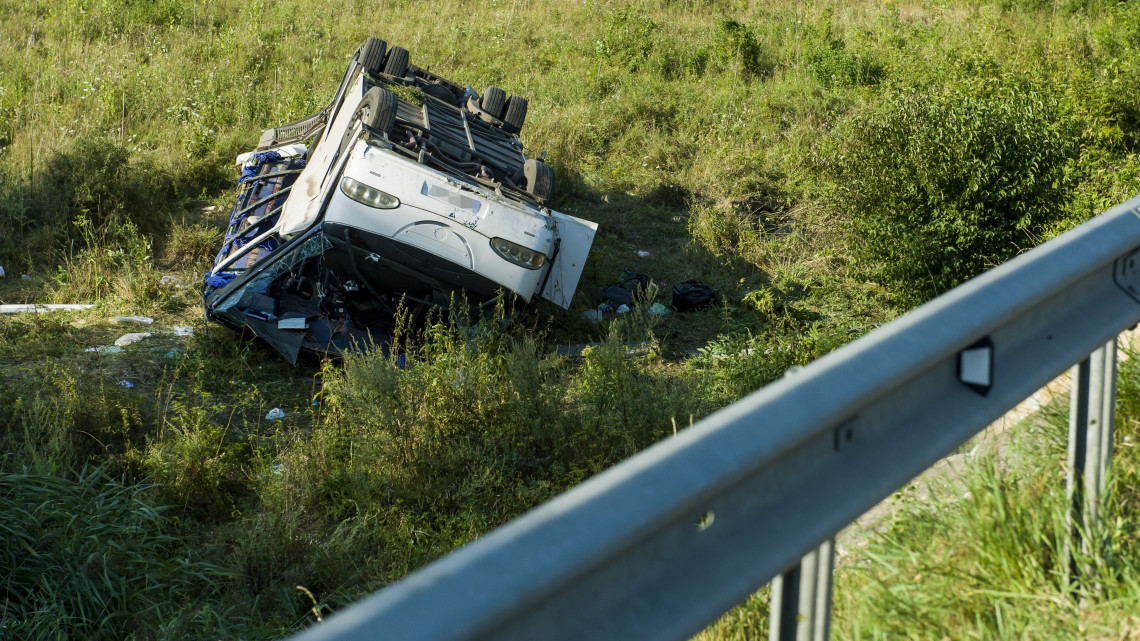 Tetejére borult autóbusz a 2-es főúton, a nőtincsi elágazó közelében, Tolmács térségében 2018. augusztus 11-én. Az ukrán rendszámú busz eddig tisztázatlan körülmények között letért az úttestről, az út menti árokba hajtott és felborult. A balesetben az elsődleges adatok alapján 13 ember sérült meg.