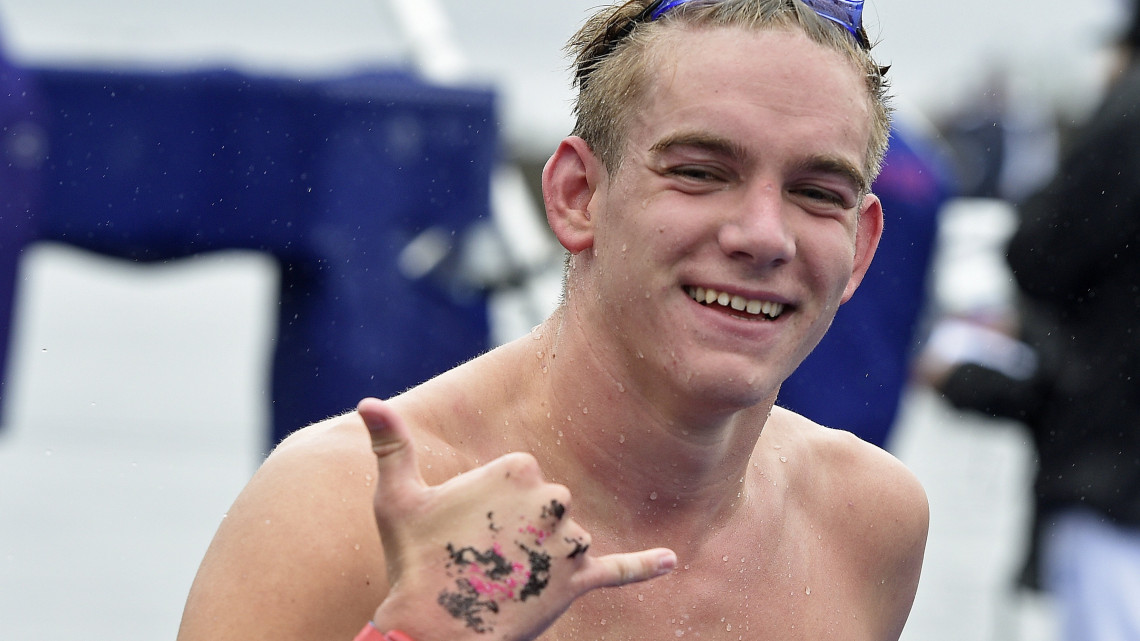Glasgow, 2018. augusztus 12.Rasovszky Kristóf ünnepel, miután aranyérmet nyert a nyíltvízi úszók 25 km-es számában a glasgow-i úszó Európa-bajnokságon 2018. augusztus 12-én. (MTI/EPA/Robert Perry)