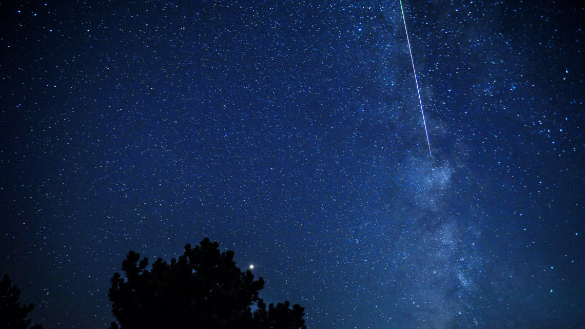 Szkopje, 2018. augusztus 12.A Perseidák meteorraj a Tejút közelében Szkopje közelében 2018. augusztus 12-én. A Perseidák az egyik legismertebb, sűrű csillaghullást előidéző meteorraj. A raj sok apró porszemcséből áll, amelyek a földi légkörben nagy sebességük következtében felhevülnek és elégnek. (MTI/EPA/Georgi Licovszki)