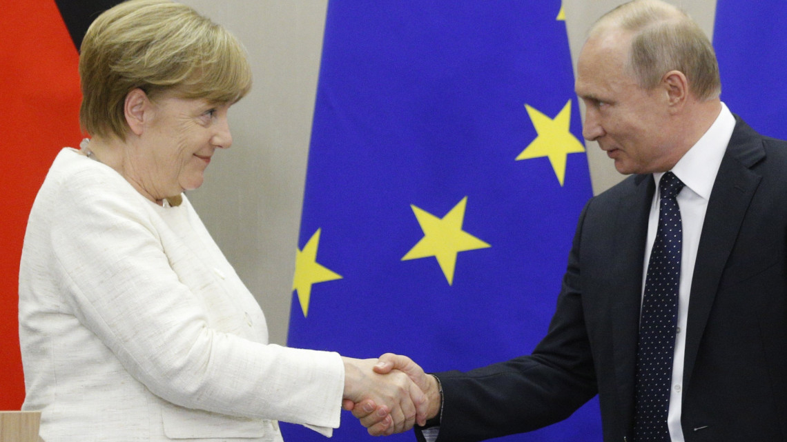 Szocsi, 2018. május 18.Vlagyimir Putyin orosz elnök és Angela Merkel német kancellár kezet fog közös sajtóértekezletük végén a szocsi Bocsarov Rucsejben 2018. május 18-án. (MTI/EPA/Szergej Csirikov)