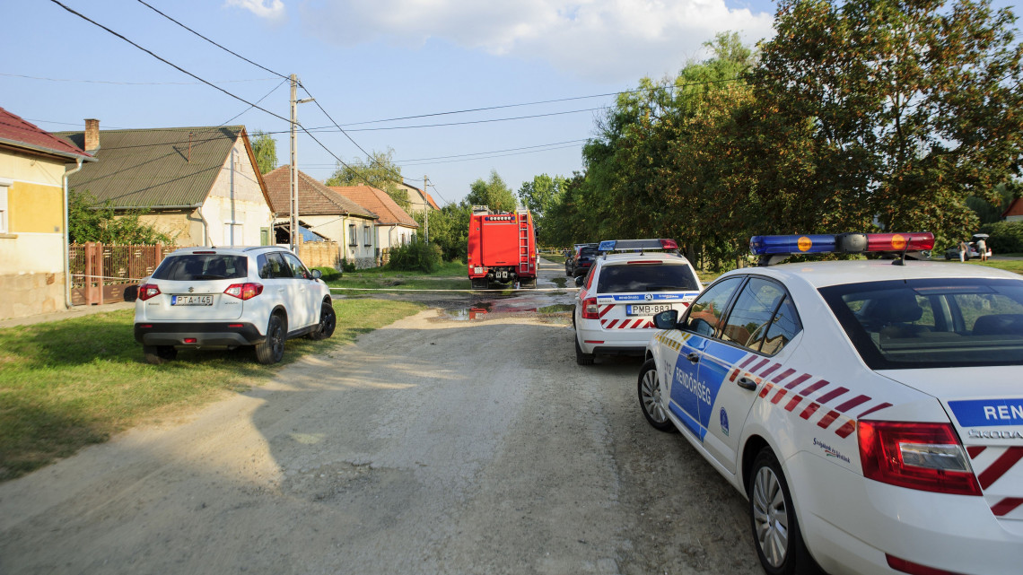 Rendőrök és a katasztrófavédelem szakemberei dolgoznak 2018. augusztus 13-án a Pest megyei Kosdon egy családi háznál, miután annak melléképülete kigyulladt és összeomlott. Az épületben egy kiskorú gyermeket találtak, akinek az életét már nem lehetett megmenteni.