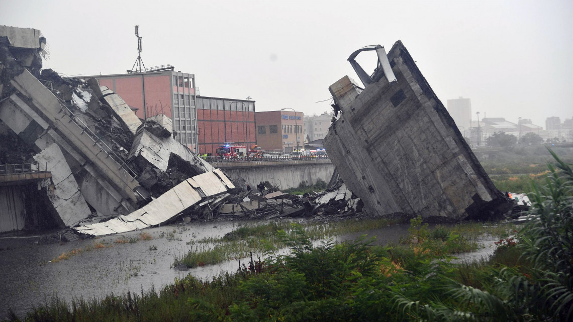 Genova, 2018. augusztus 14.
Az A10-es autópálya leszakadt hídjának egy része Genova közelében 2018. augusztus 14-én. A balesetnek több tucat halottja van. (MTI/EPALuca Zennaro)
