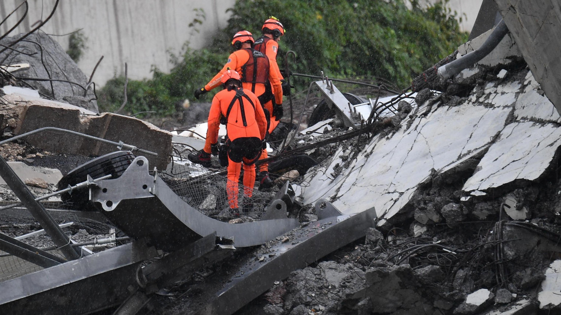 Genova, 2018. augusztus 14.Mentőalakulatok tagjai az A10-es autópálya leszakadt hídjának romjai között Genova közelében 2018. augusztus 14-én. A balesetnek több tucat halottja van. (MTI/EPALuca Zennaro)