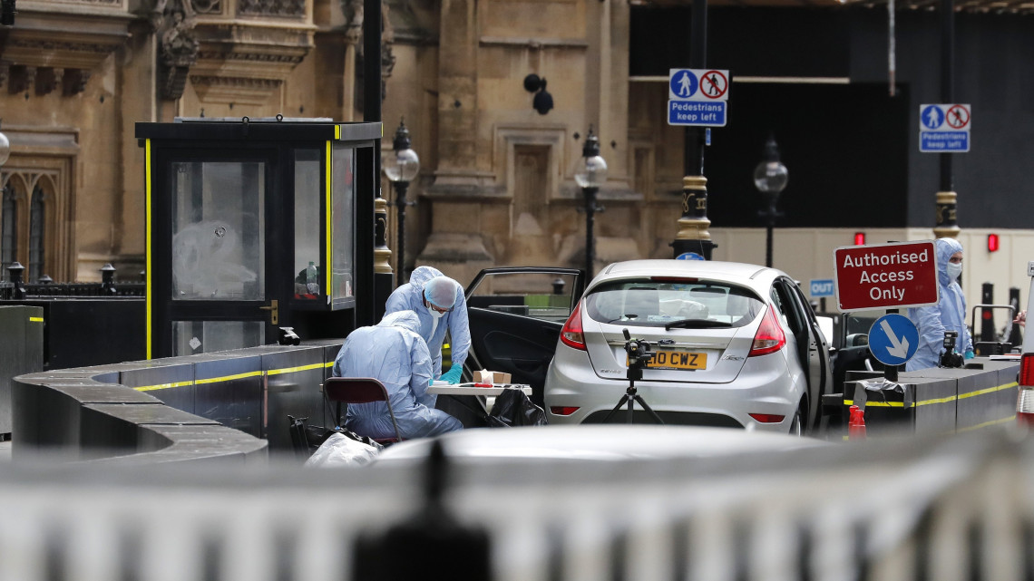 London, 2018. augusztus 14.Rendőrök helyszínelnek a londoni parlament épülete közelében, ahol biztonsági kordonokba hajtott egy autó 2018. augusztus 14-én. A rendőrség tájékoztatása szerint három járókelő és egy kerékpáros megsérült, a sofőrt letartóztatták. (MTI/AP/Frank Augstein)