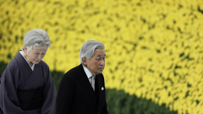 Hatalmas tömeg hallgatta a japán császár utolsó újévi beszédét
