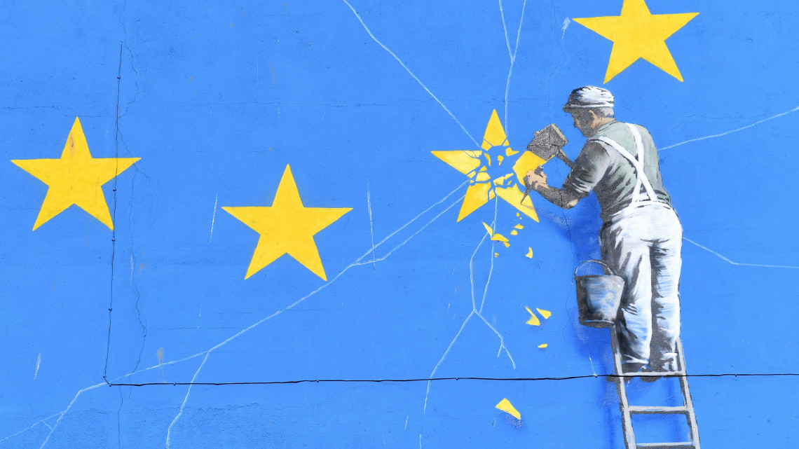 Dover, 2018. július 31.A Nagy-Britannia Európai Unióból való kilépése, azaz a Brexit által inspirált falfestmény egy doveri házfalon 2018. július 31-én. (MTI/EPA/Facundo Arrizabalaga)