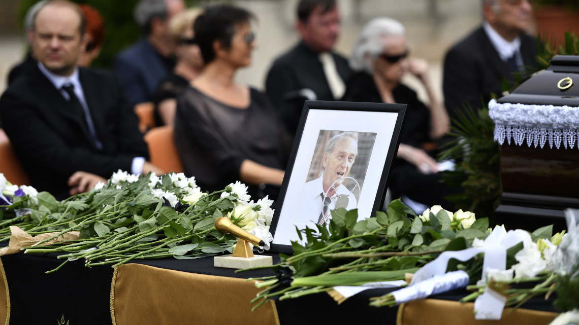 Szepesi György portréja és koporsója a Farkasréti temetőben 2018. augusztus 15-én. A legendás rádiós sportriporter 96 éves korában, július 25-én hunyt el.