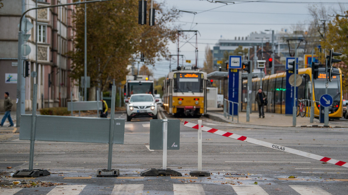 Az 1-es villamosvonal meghosszabbításának munkálatai miatt kihelyezett forgalomterelő tábla a XI. kerületi Hengermalom út és a Fehérvári út kereszteződésében 2017. november 13-án. A budapesti villamoshálózat fejlesztése keretében az Etele térig meghosszabbítják az 1-es villamos vonalát.