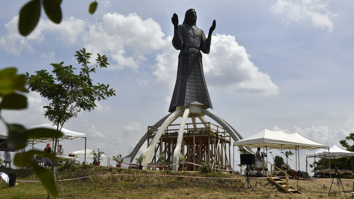 A dabasi Jézus-szobor az avatóünnepség napján a Pest megyei városban, a Pusztatemplom úton 2018. június 21-én. Az ünnepséget az Áldos Hagyományőrző, Kulturális Egyesület szervezte.