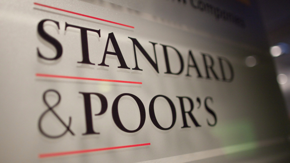 Párizs, 2011. december 22.A Standard and Poors (S&P) logója a hitelminősítő intézet  párizsi irodájában a 2011. december  8-án készült archív felvételen. 2011. december 21-én a S&P megvonta a befektetési ajánlású államadós-osztályzatot Magyarországtól. A besorolás az eddigi BBB mínuszról BB pluszra változott. (MTI/EPA/Ian Langsdon)