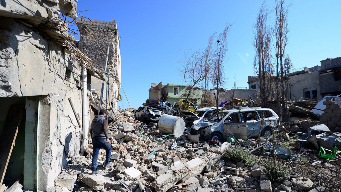 Moszul, 2018. február 3.Megrongálódott épületek romjai között megy egy férfi az észak-iraki Moszulban 2018. február 2-án. Az iraki hadsereg és az Egyesült Államok vezette nemzetközi koalíció több hónapos harcok árán 2017 decemberében visszafoglalta a nagyvárost az Iszlám Állam (IÁ) dzsihadista szervezet fegyvereseitől. Az IÁ utolsó iraki erődítménye 2014 júniusa óta volt a dzsihadisták kezén, a harcok miatt több mint egymillió ember menekült el Moszulból és térségéből, a város visszafoglalása közben több ezren vesztették életüket. (MTI/EPA/Murtadzsa Latif)