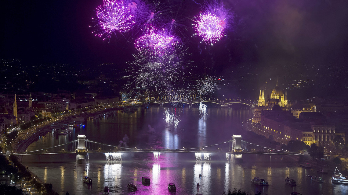 Ünnepi tűzijáték a Duna felett, a Lánchíd és a Margit híd közötti szakaszon 2017. augusztus 20-án, a nemzeti ünnepen.