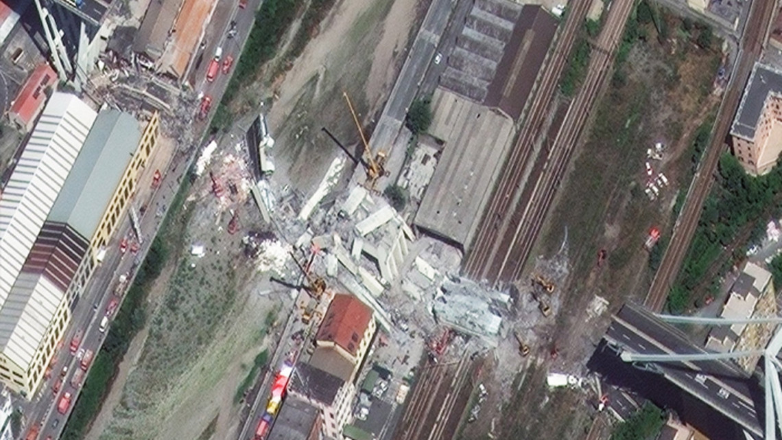 Genova, 2018. augusztus 16.A European Space Imaging által 2018. augusztus 16-án közreadott műholdkép az A10-es autópálya leszakadt hídjáról Genova közelében augusztus 15-én. Az előző nap bekövetkezett baleset halálos áldozatainak száma 42-re nőtt. A hídomlás körzetében lévő házakból mintegy 630 embert kellett kimenekíteni. (MTI/EPA/European Space Imaging)