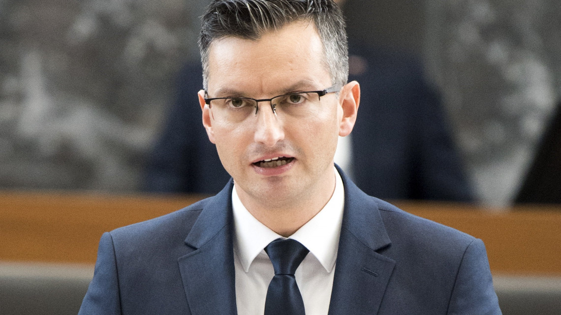 Ljubljana, 2018. augusztus 17.Marjan Sarec újonnan megválasztott szlovén miniszterelnök-jelölt (k) beszél a ljubljanai parlament rendkívüli ülésén 2018. augusztus 17-én. Sarecet - aki a június 3-i szlovéniai választásokon a második legtöbb szavazatot kapta a Marjan Sarec Listája (LMS) elnökeként - a balközép pártok jelöltjék a posztra. (MTI/EPA/Igor Kupljenik)