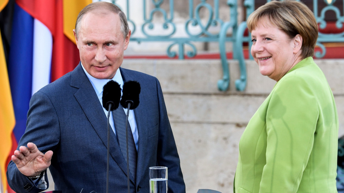 Meseberg, 2018. augusztus 18.Angela Merkel kancellár (j) és Vlagyimir Putyin orosz elnök sajtóértekezletet tart a német kormány vendégházában, a mesebergi kastélyban 2018. augusztus 18-án. (MTI/EPA/Alexander Becher)