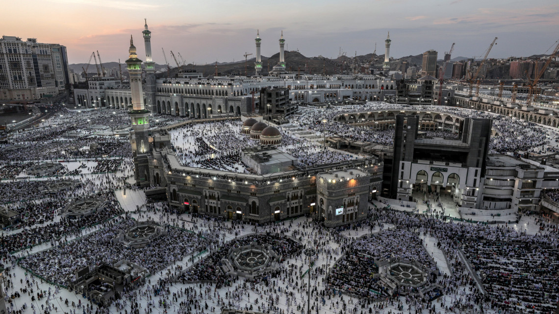 Mekka, 2018. augusztus 19.Muzulmán zarándokok érkeznek a Nagy Mecset közepén álló Kába-szentélyhez a szaúd-arábiai Mekkában 2018. augusztus 18-án, egy nappal az éves mekkai zarándoklat, a háddzs kezdete előtt. Az iszlám vallás minden muzulmán számára előírja, hogy legalább egyszer elzarándokoljon a Mohamed próféta szülővárosában őrzött Kába-szentélyhez. (MTI/EPA/Mohamed Szaber)