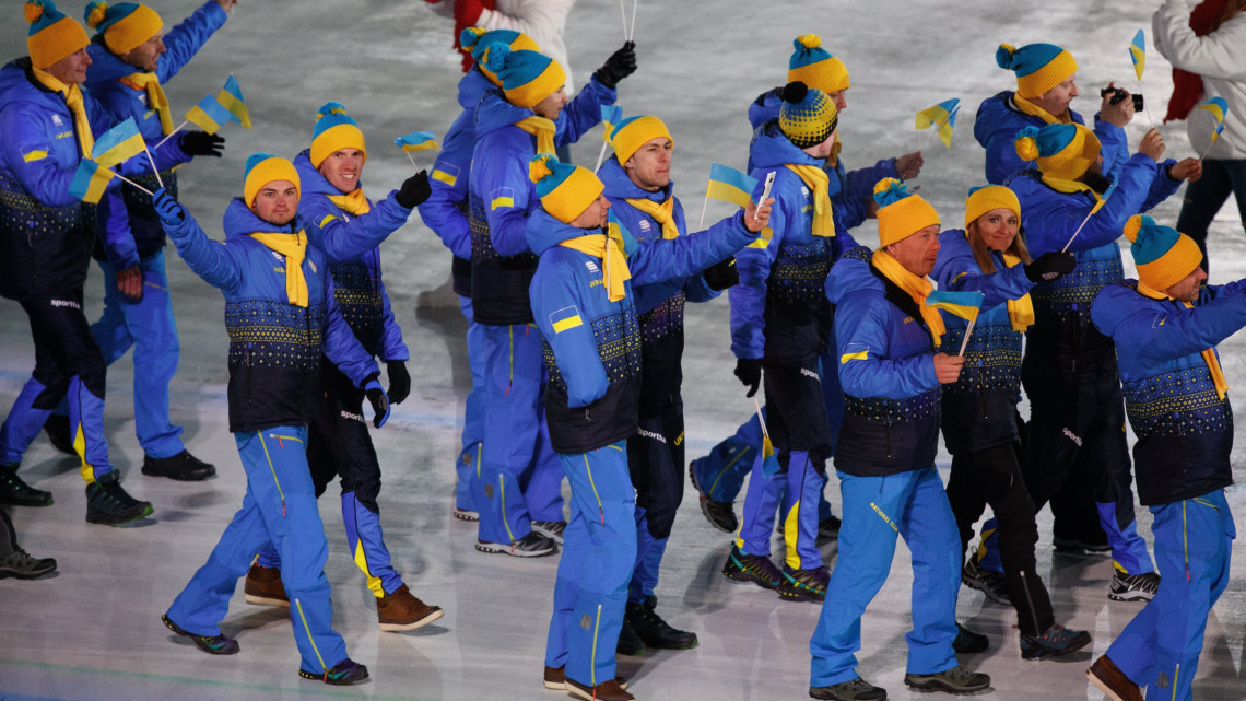 Phjongcshang, 2018. március 9.A Nemzetközi Olimpiai Bizottság olimpiai információs szolgálata által közreadott képen Ukrajna sportolói bevonulnak a phjongcshangi téli paralimpia megnyitóján az olimpiai stadionban 2018. március 9-én. A XII. téli paralimpiai játékokat március 9. és 18. között rendezik. (MTI/EPA/IOC/OIS/Simon Bruty)