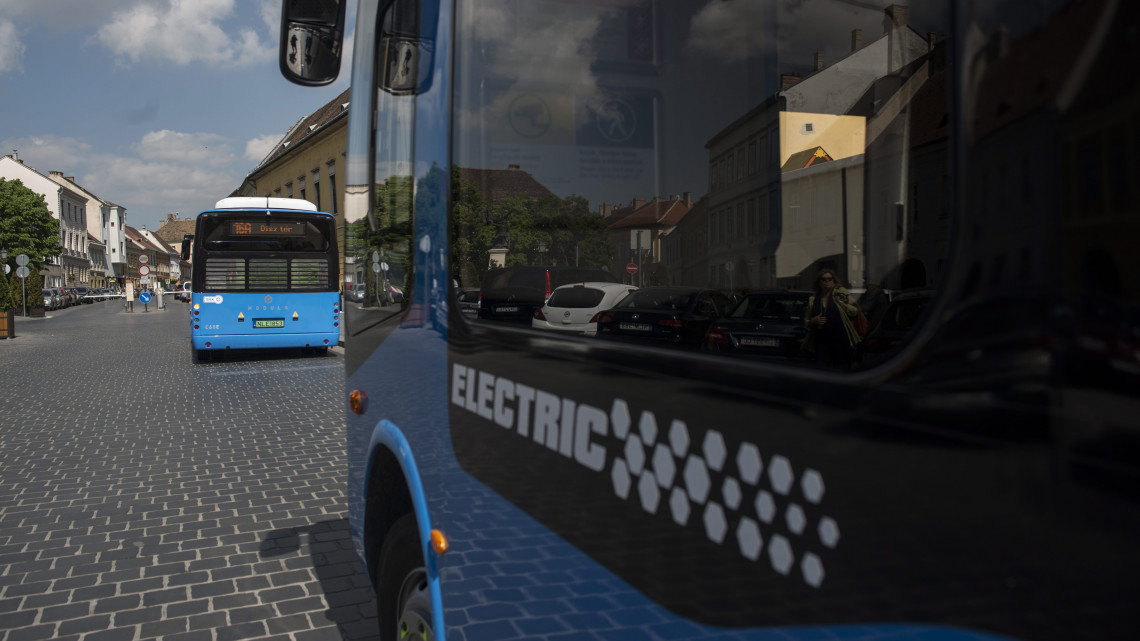 Modulo elektromos midibuszok a budapesti Dísz téren 2016. április 30-án. Ezen a napon a budavári 16A és 116-os buszvonalon forgalomba állt az első öt C68E Modulo elektromos meghajtású, akadálymentes, légkondicionált midibusz, amelyet további tizenöt ugyanilyen jármű követ majd a későbbiekben.