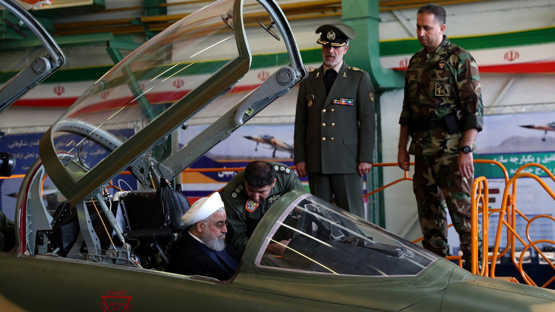 Teherán, 2018. augusztus 21.Az iráni elnöki hivatal által közreadott kép Haszan Róháni iráni elnökről (b) és Amir Hatami védelmi miniszterről a teljes egészében hazai gyártású, többféle fegyverrel felszerelhető vadászrepülőgép, a Kovszar bemutatóján Teheránban 2018. augusztus 21-én. (MTI/EPA/Iráni elnöki hivatal)