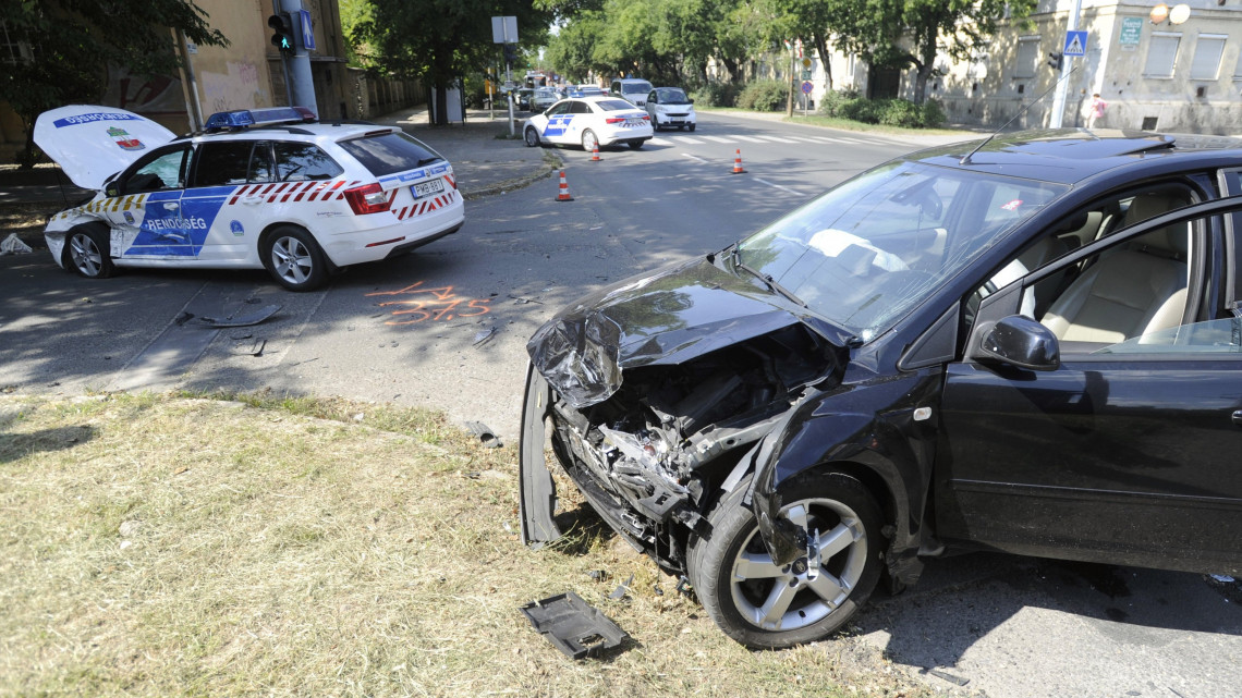Összetört rendőrautó és személyautó Vácon, a Dr. Csányi László körút és a Honvéd út kereszteződésében 2018. augusztus 19-én. A két jármű balesetében az elsődleges információk szerint hárman megsérültek, egy fő súlyosan.