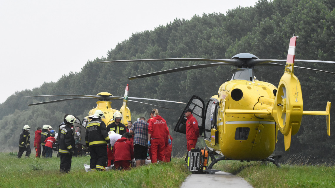 Mentőhelikopterek Szolnokon 2018. június 27-én a Debreceni úton, ahol egy mentőautó és egy utasokat szállító autóbusz ütközött össze. A mentőautó vezetője és a szállított beteg életét vesztette, az esetkocsiban tartózkodó mentőápoló és mentőtiszt pedig súlyosan megsérült. A buszon huszan szenvedtek - az első vizsgálat szerint - könnyű sérülést.