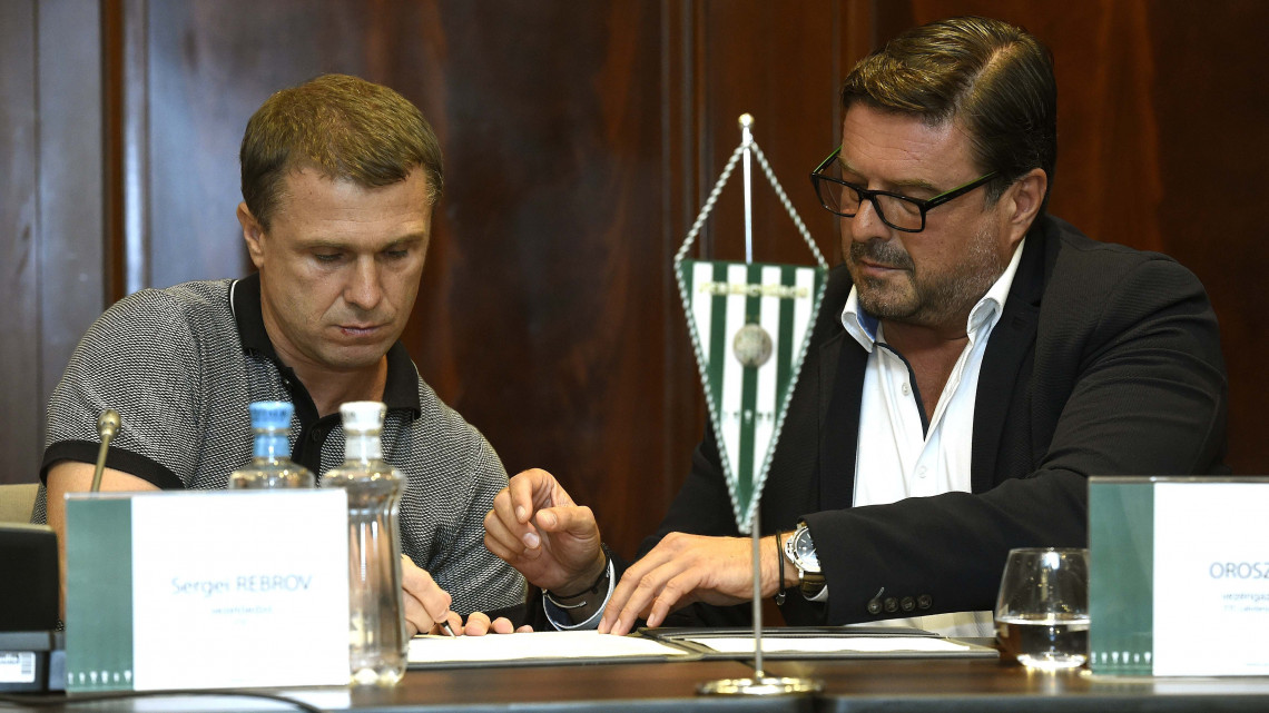 Az ukrán Szerhij Rebrov, a Ferencváros labdarúgócsapatának új vezetőedzője (b) aláírja szerződését a budapesti Ritz-Carlton hotelben tartott sajtótájékoztatón 2018. augusztus 22-én. Mellette Orosz Pál, az FTC Zrt. vezérigazgatója.