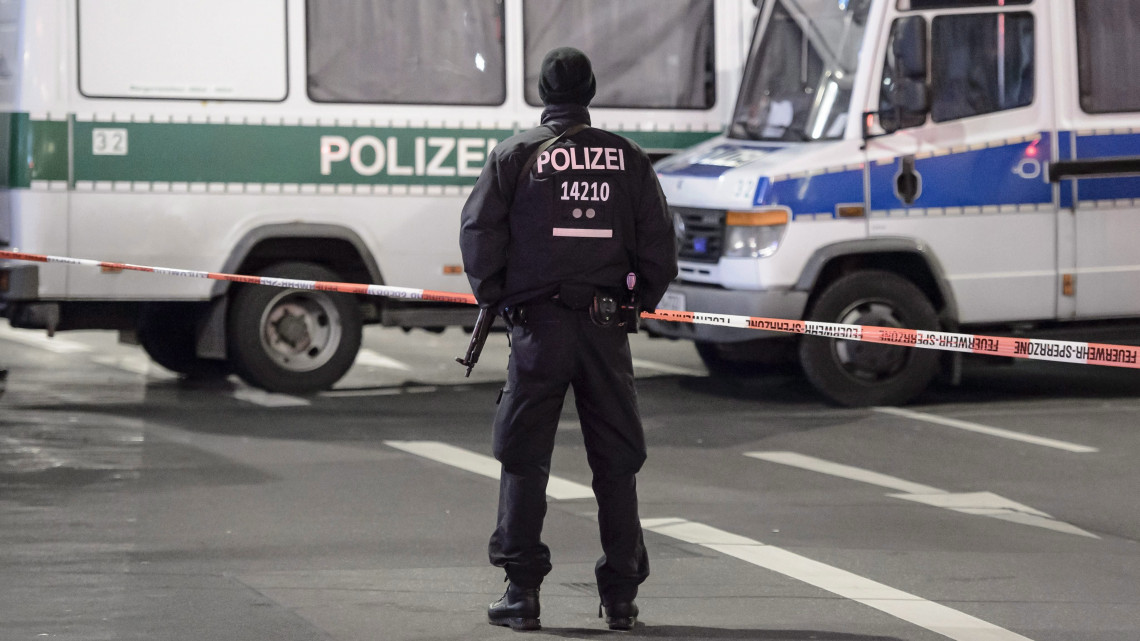 Berlin, 2016. december 20.Gépfegyveres rendőr egy berlini karácsonyi vásárnál 2016. december 19-én, miután egy férfi egy lengyel rendszámú lopott kamionnal a vásárlók közé hajtott. A merényletben legkevesebb tizenketten életüket vesztették és negyvennyolcan megsebesültek, a vezetőfülkében megtalálták a kamion lengyel sofőrjének holttestét. (MTI/EPA/Clemens Bilan)