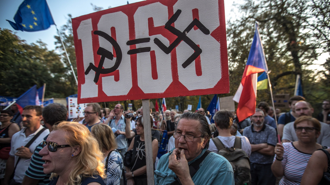 Prága, 2018. augusztus 20.Tüntetők a prágai orosz nagykövetség épülete előtt 2018. augusztus 20-án. Csehország 2018. augusztus 21-én emlékezik meg Csehszlovákia szovjet megszállásának évfordulójáról. A Szovjetunió és a Varsói Szerződés négy másik tagállama, köztük Magyarország 1968. augusztus 20-án indított támadást a prágai tavasz leverésére. (MTI/EPA/Martin Divisek)