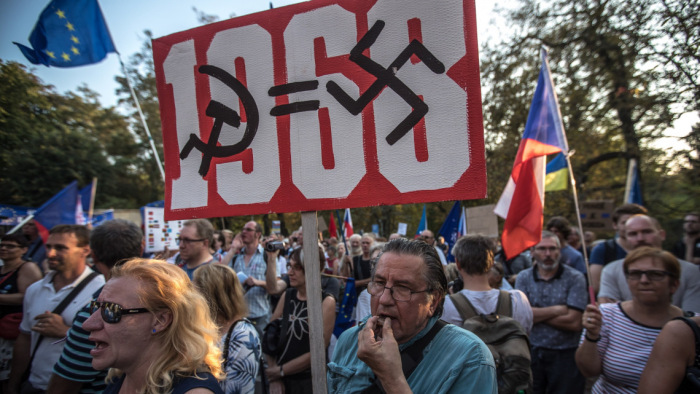 Kormányellenes tüntetés lett a cseh megemlékezésből