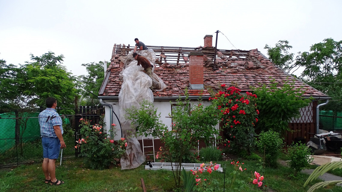 Villámsújtotta ház a Jász-Nagykun-Szolnok megyei Csépán 2018. május 24-én. A villámcsapás következtében a tetőcserepek lehullottak, az álmennyezet beszakadt, de személyi sérülés nem történt. A községben még két házba csapott villám a viharban.