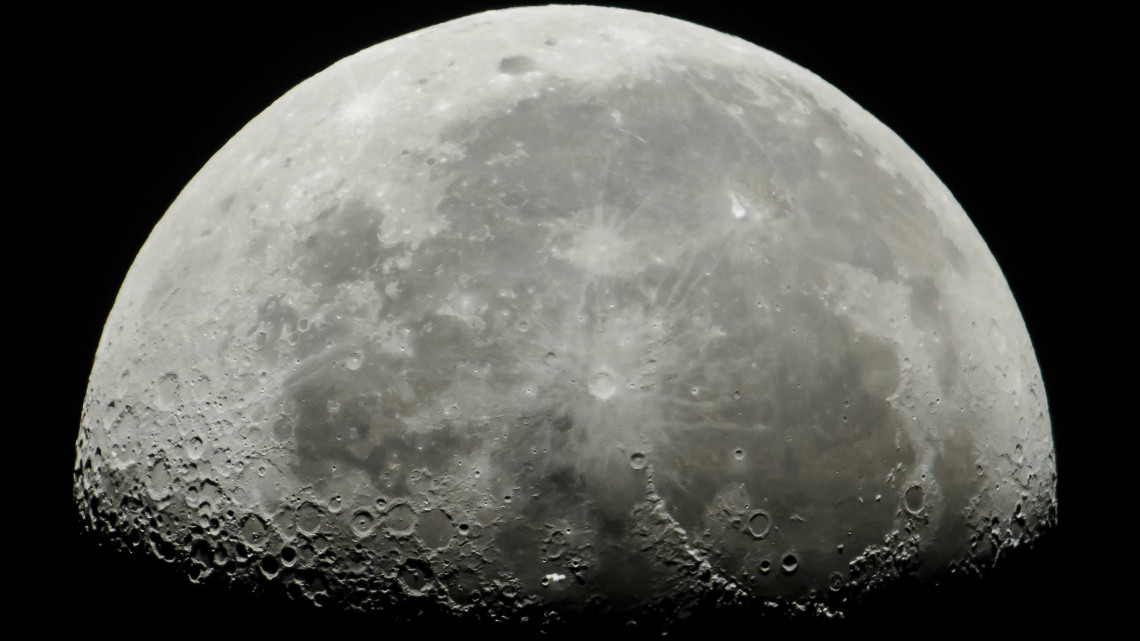 A Nemzetközi Űrállomás a Hold előtt Salgótarjánból fotózva 2018. július 5-én.